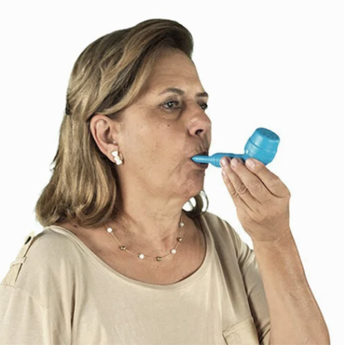 Mulher exercitando o pulmão com o Shaker Classic