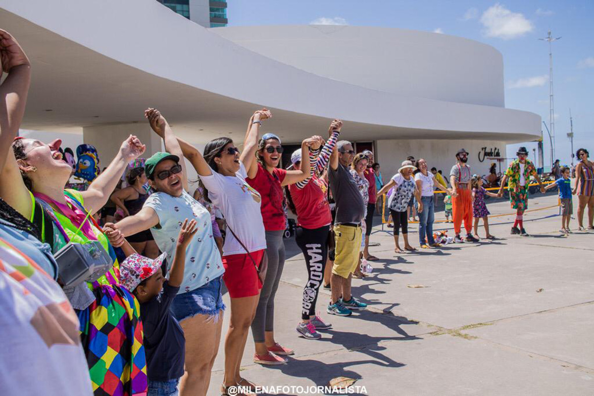 Grupo participando de Yoga do Riso