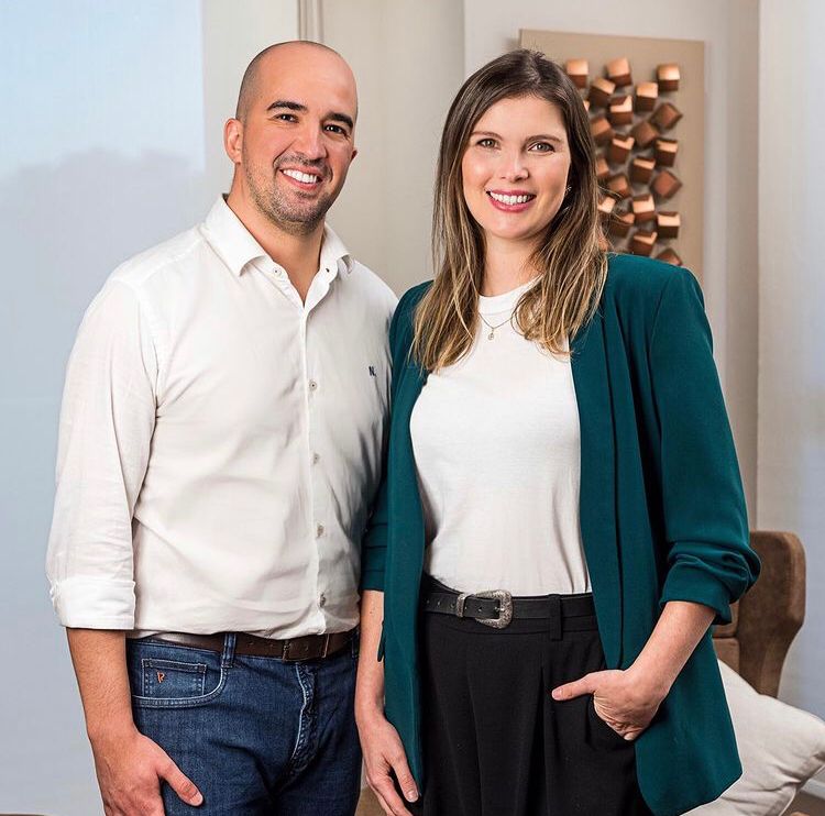 o casal Vinícius e Júlia posando para a foto