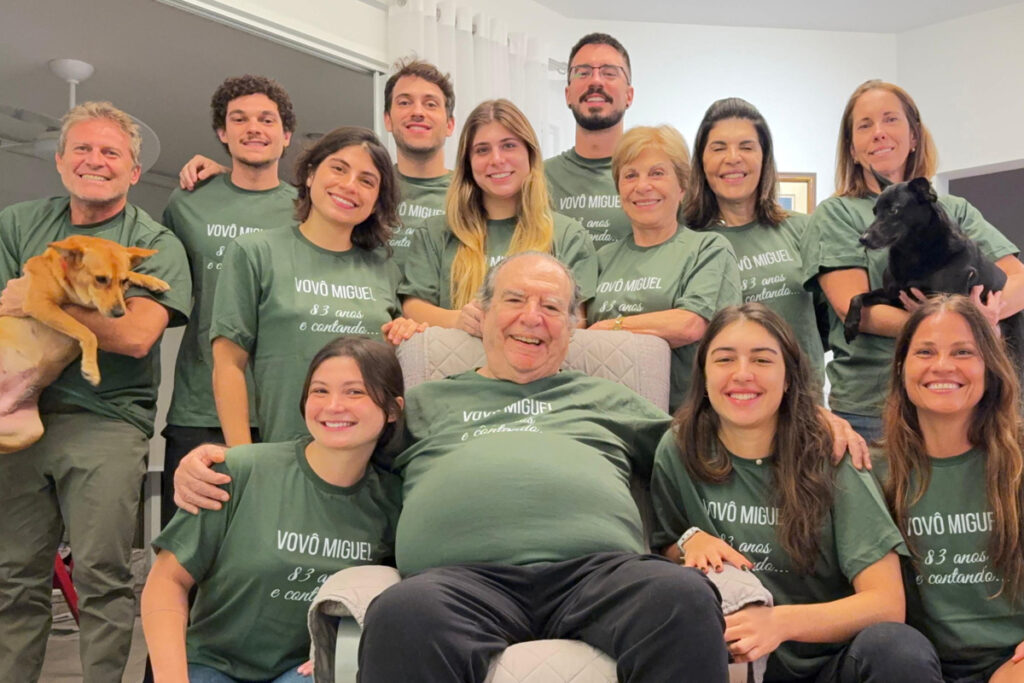 Foto de Miguel sentado no meio de sua família